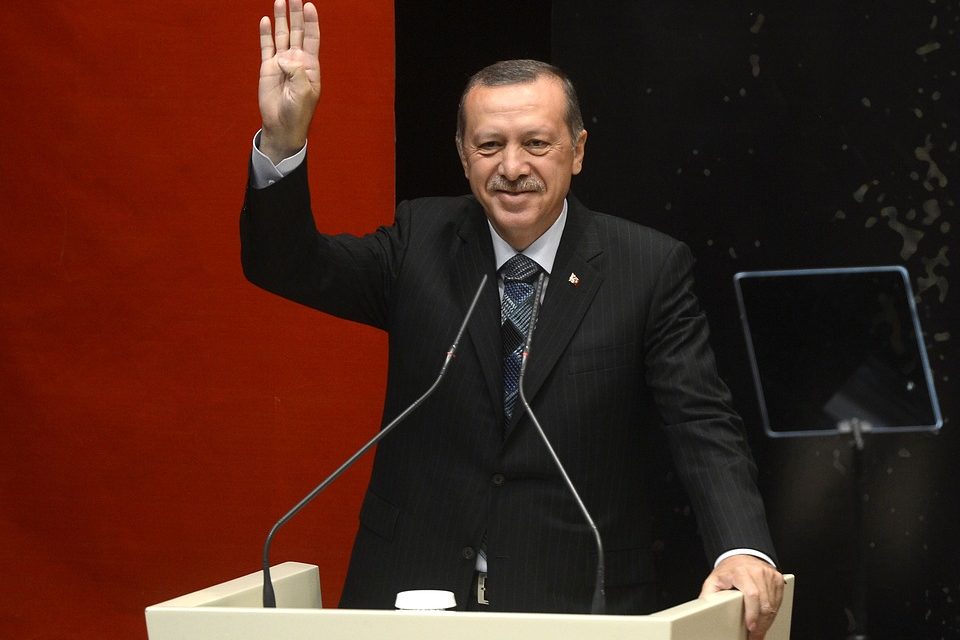Erdoğan véletlenül több száz titkosügynök képét posztolta ki
