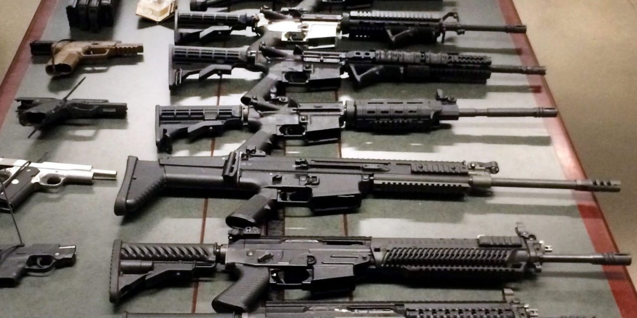 Leadják, de könnyen vissza is kapják fegyvereiket a bűnözők