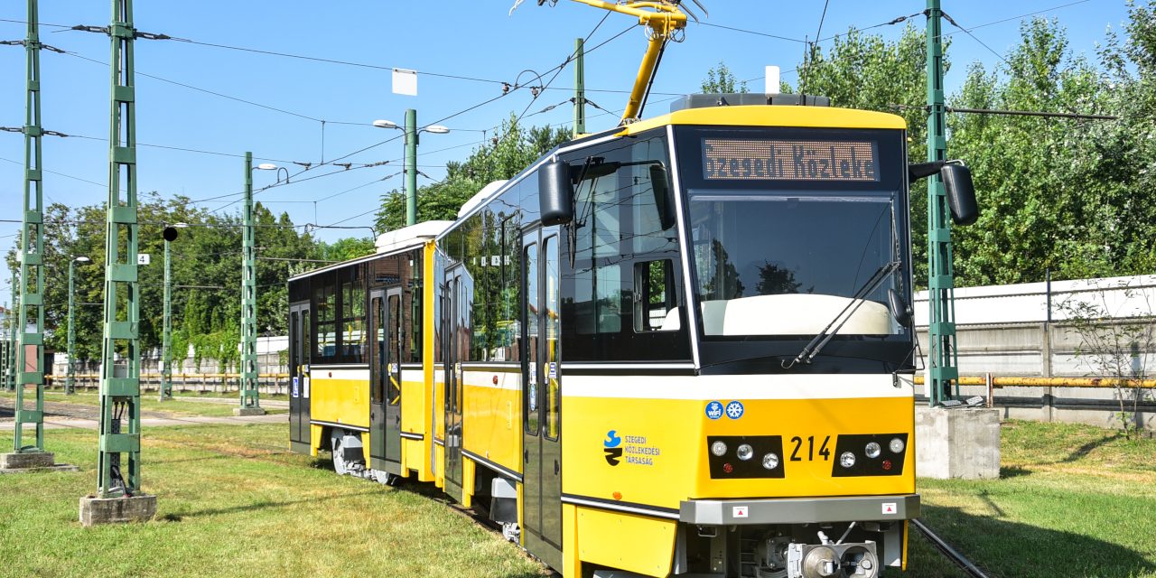 Ma ingyenes, zenélő villamos közlekedik Szegeden