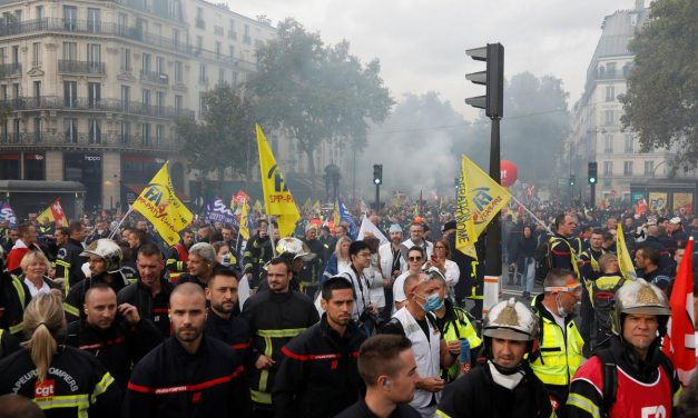 Tűzoltók csaptak össze rendőrökkel egy tüntetésen Párizsban