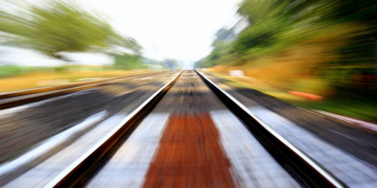 A sínek alá is belátni Soroksáron, ahol az eső kimosta a talajt a Budapest-Belgrád vasútvonalnál