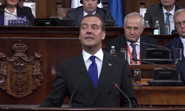 Medvegyev: Oroszország Szerbia mellett áll