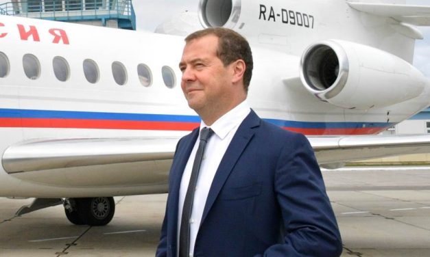 Ismét Orbánt méltatta Medvegyev