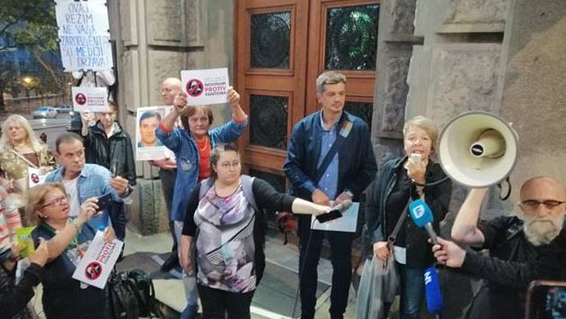 „Azért támadják, mert hírt ad mindenről, amit a hatalom igyekszik eltitkolni”