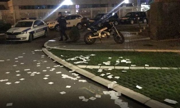 Maszkos férfiak dobáltak be röplapokat az N1 Televízió udvarába