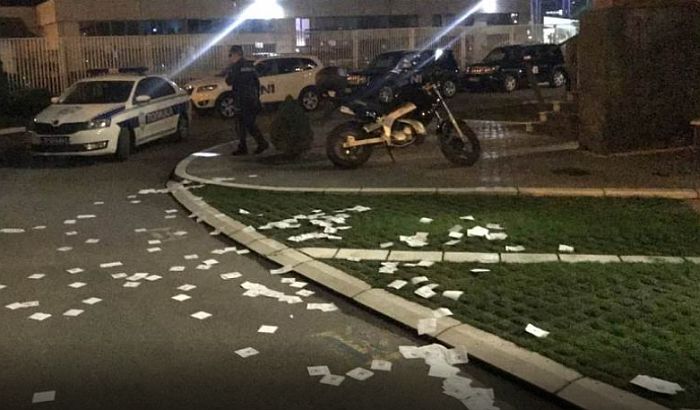 Maszkos férfiak dobáltak be röplapokat az N1 Televízió udvarába