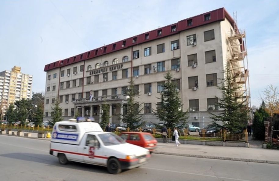 Csoda a javából – hétéves gyerek esett ki a harmadik emeleti lakásból, zúzódásokkal megúszta a történteket