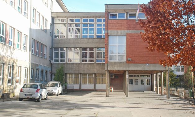 Belgrád: Megsérült a tanárnő, aki a torzsalkodó diákokat próbálta szétválasztani