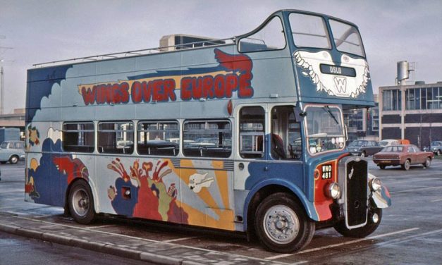 Elárverezik Paul McCartney legendás turnébuszát