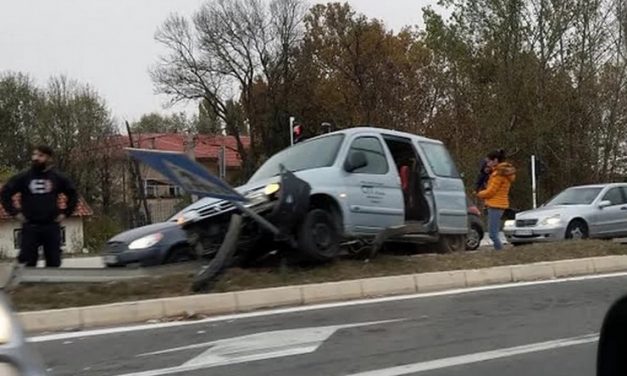 Baleset a Pancsova hídnál – Jelzőtáblának ütközött egy furgon