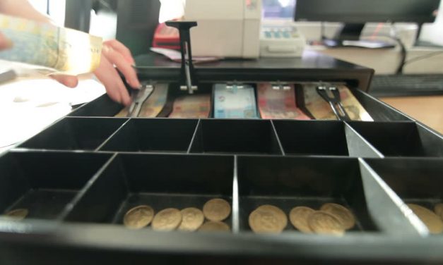 Kereskedelmi felügyelőnek adták ki magukat és boltokat raboltak ki