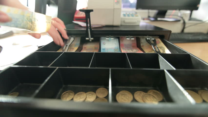 Kereskedelmi felügyelőnek adták ki magukat és boltokat raboltak ki