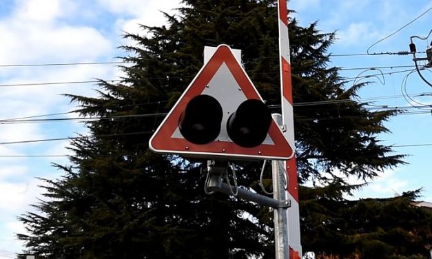 Motorvonat ütközött autóval