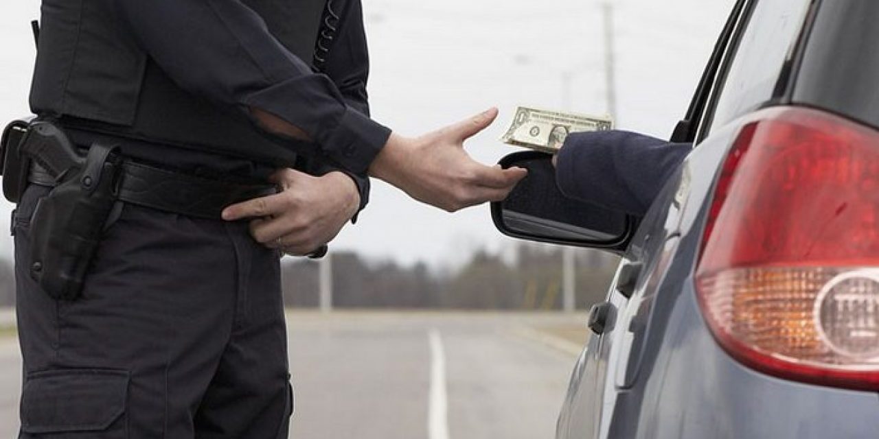 Idén százhat rendőr keveredett korrupció gyanújába, közülük tizenkilencen vezető beosztásúak