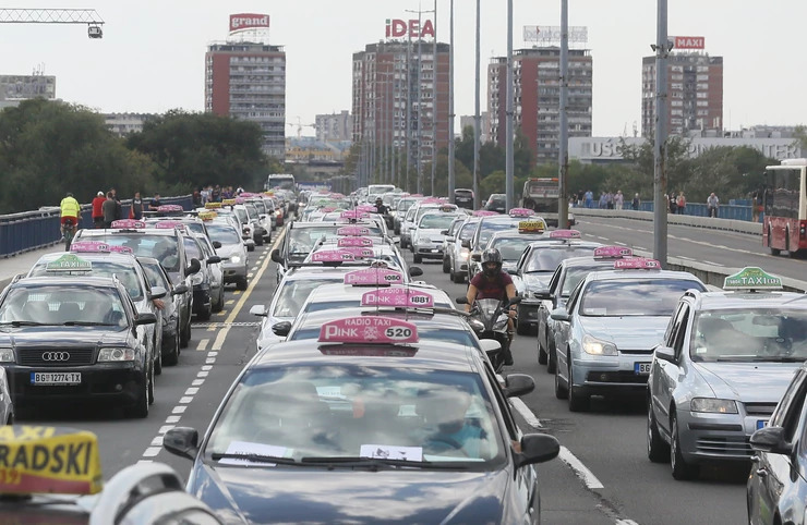 A hidakat is lezárják – Radikalizálódik a belgrádi taxisok a tiltakozása