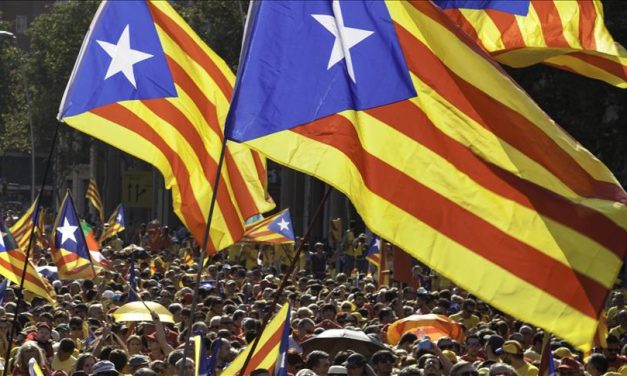 Kilenc katalán függetlenségi vezetőt ítéltek el zendülés miatt
