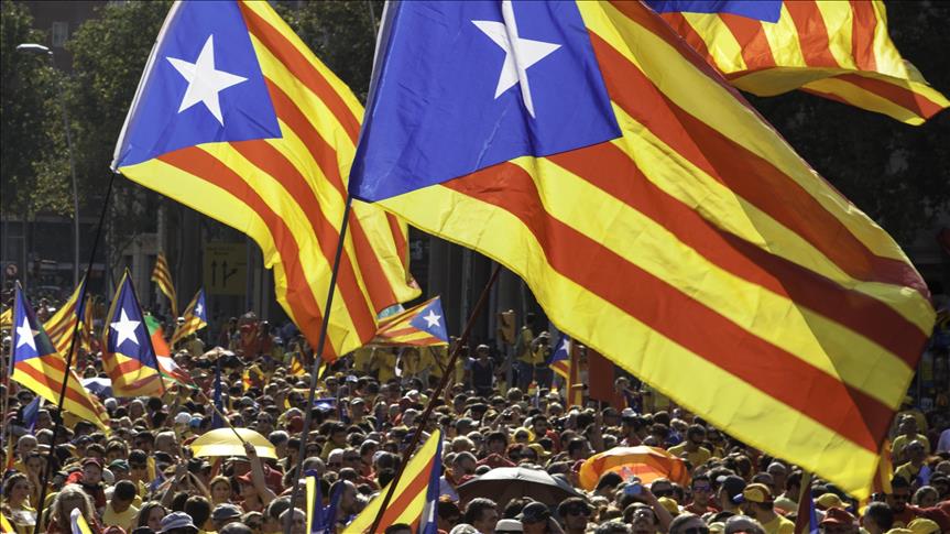 Kilenc katalán függetlenségi vezetőt ítéltek el zendülés miatt