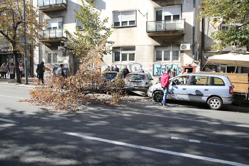 Autóval az Index House kerthelyiségébe