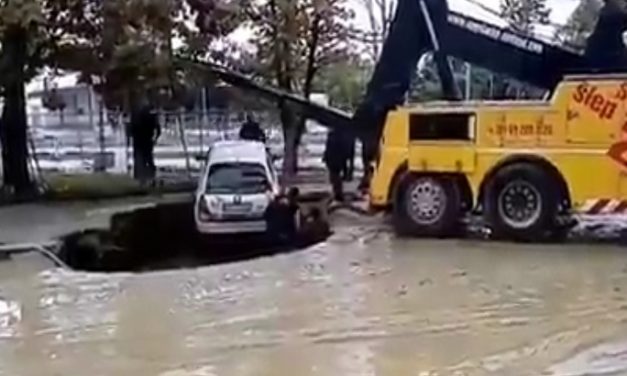 Csőtörés volt, beszakadt az autó