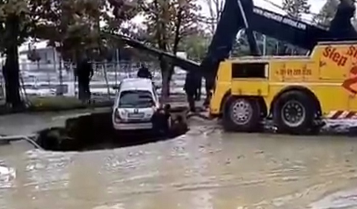 Csőtörés volt, beszakadt az autó