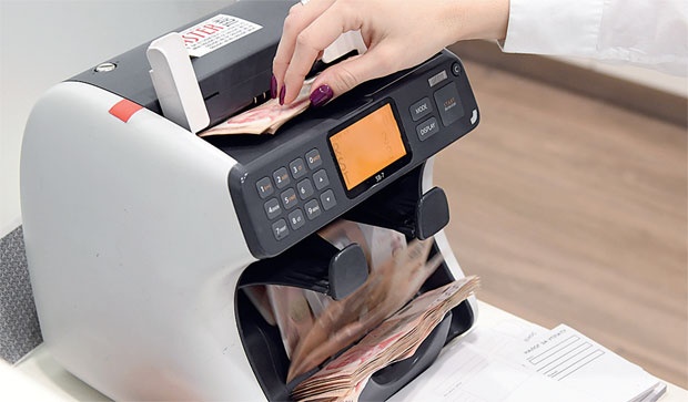 Hetvenezer dináros fizetést szeretnének a polgárok, akiknek egynegyede fél, hogy elveszíti a munkáját