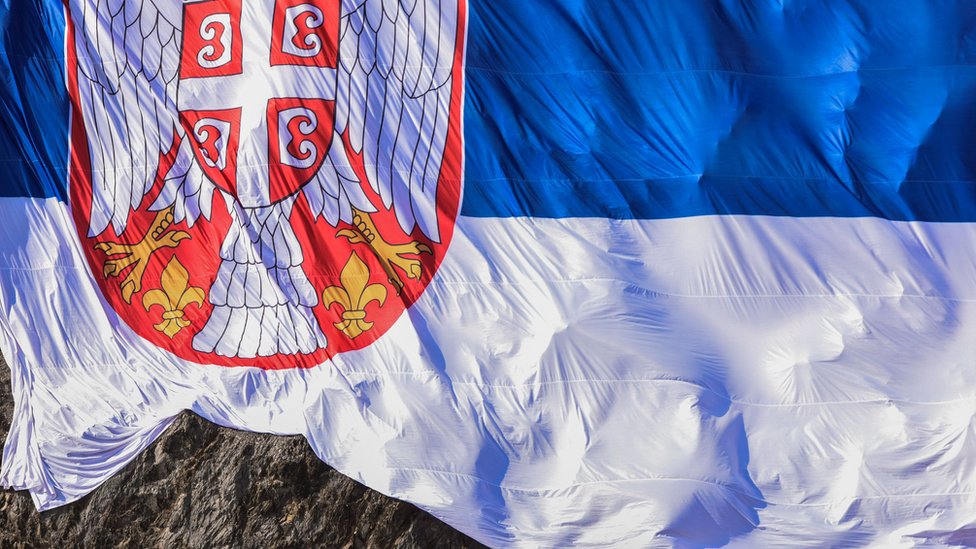 Szerbiában három év alatt a képviselők tíz százaléka váltott pártot