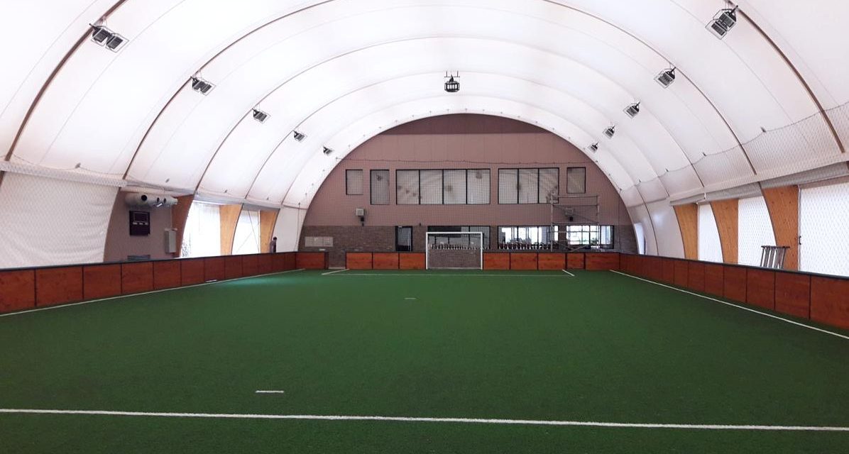 Sportpálya épül Adán, a topolyai fociklub biztosítja a műfüvet, a kapukat, a védőhálókat és a palánkokat