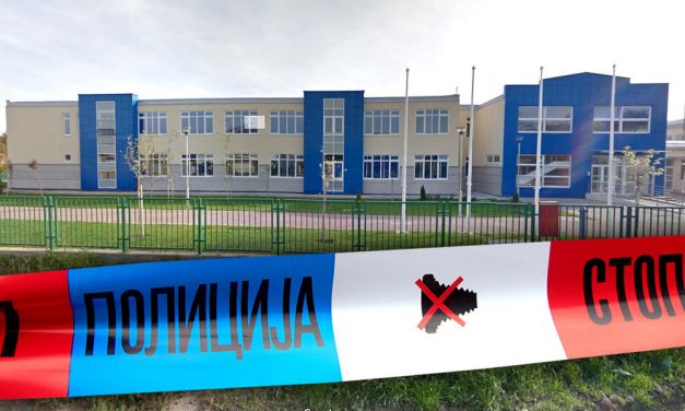 Órát tartott az ügyeletes tanár, amikor a gyerek fejére esett a vaskapu