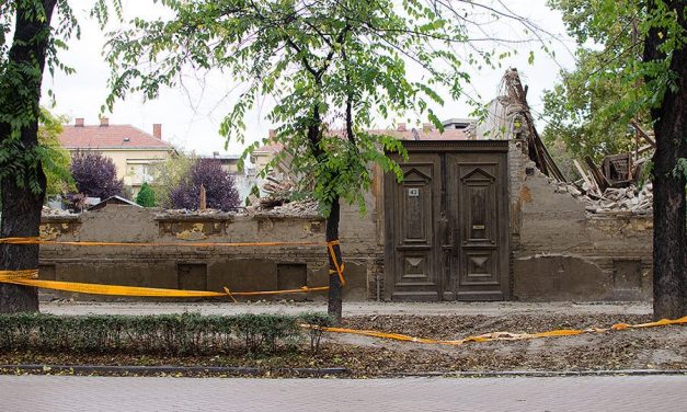 Szabadka: Lerombolták a kormány által védetté nyilvánított épületeket