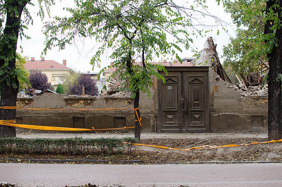 Szabadka: Lerombolták a kormány által védetté nyilvánított épületeket