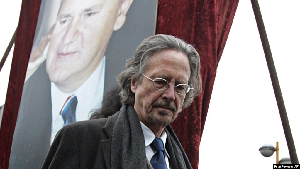 Peter Handke azt állítja, hogy sohasem hajolt meg Milošević előtt
