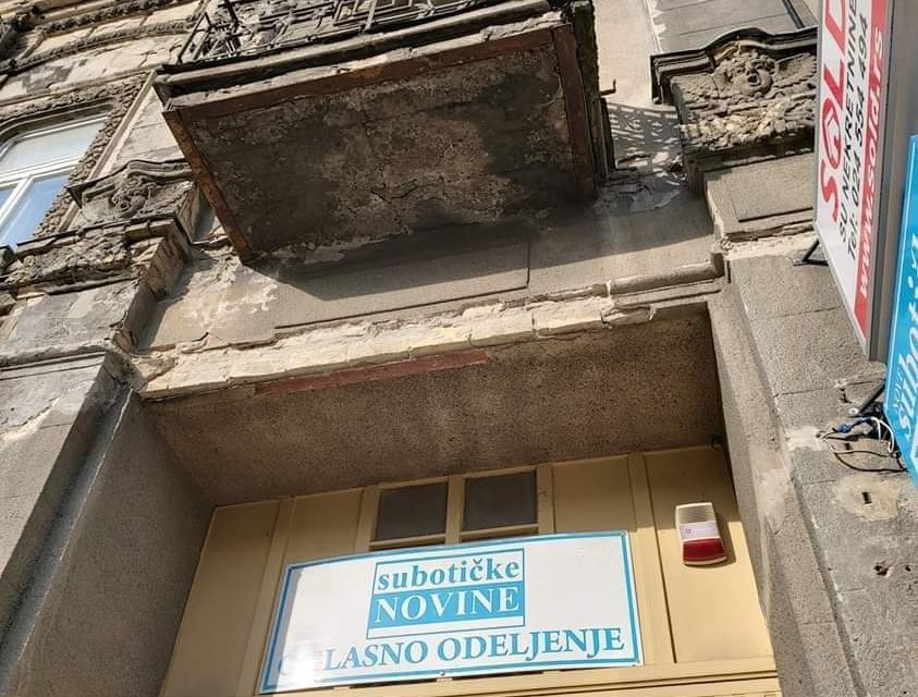 Leomlott a vakolat egy szecessziós épületről Szabadkán (fotók)