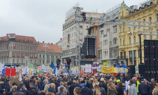 Több mint húszezer tanügyi dolgozó tüntetett Zágrábban