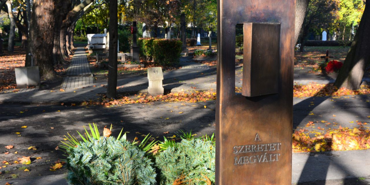 <span class="entry-title-primary">Ajtót nyit</span> <span class="entry-subtitle">Kertész Imre síremlékét avatták Budapesten, kiállítását zárták Szabadkán</span>