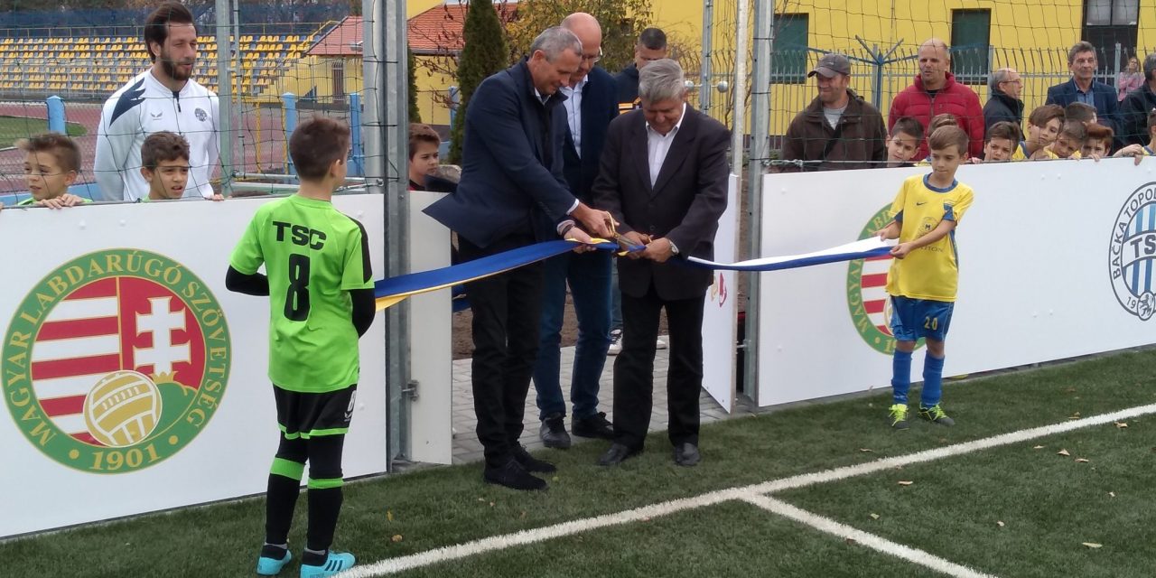 Új műfüves pályát adtak át Zentán