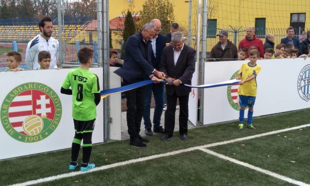 Új műfüves pályát adtak át Zentán
