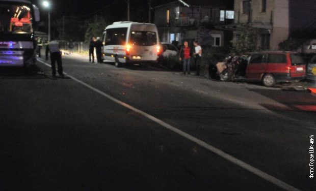 Autóbusz ütközött gépkocsival, egy ember meghalt