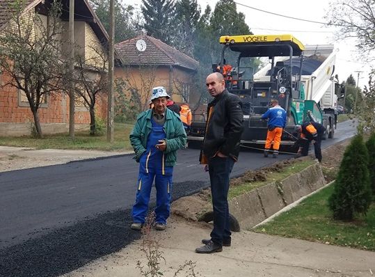 A nyomásgyakorlás eredménye: Bóbán József megtekintette a Temető utca javítási munkálatait