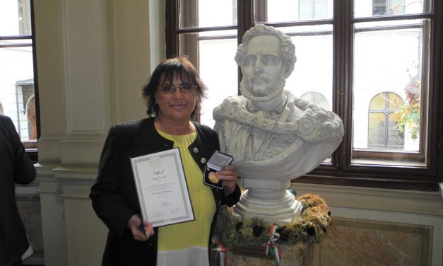 Mestertanár Aranyérem Csányi Erzsébetnek