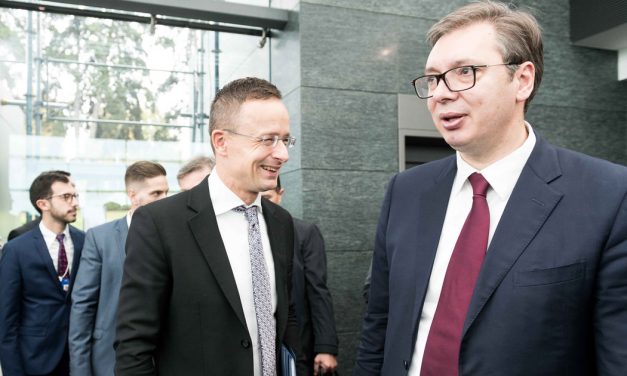 Visszafogott külügyi reakció arra, hogy magyar diákokat minősítettek nemzetbiztonsági fenyegetésnek a szerb rendőrök