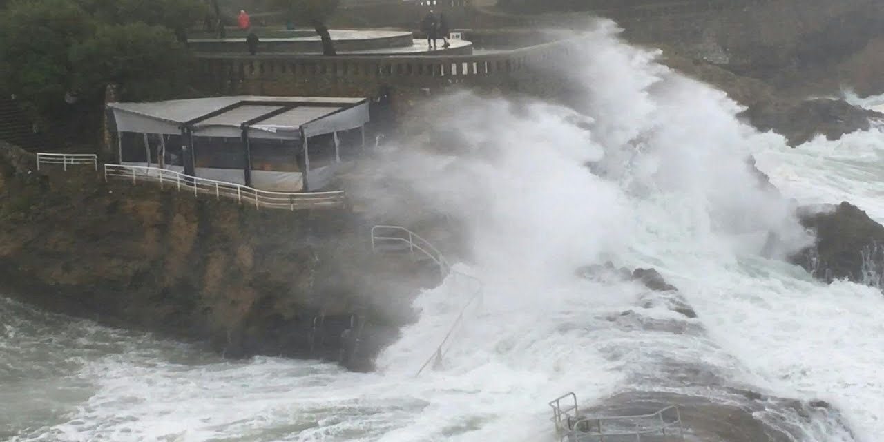 Száznegyvenezer háztartásban szünetel az áramszolgáltatás Franciaországban a vihar miatt (Videó)