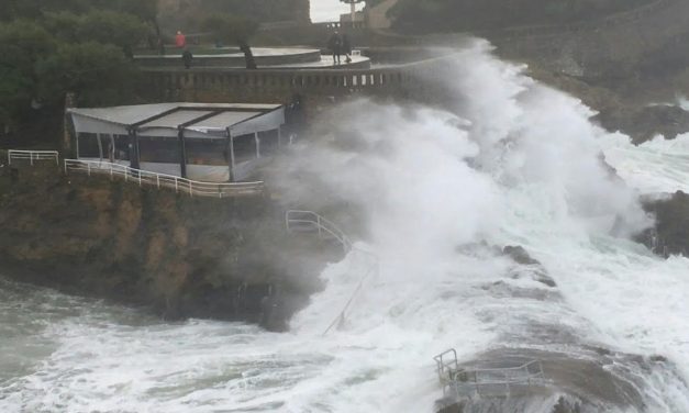 Száznegyvenezer háztartásban szünetel az áramszolgáltatás Franciaországban a vihar miatt (Videó)