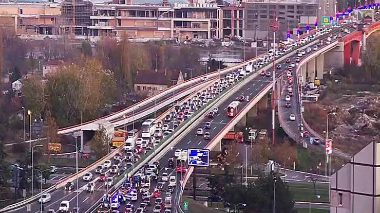 Belgrád: Tömegkarambol a Gazela hídon