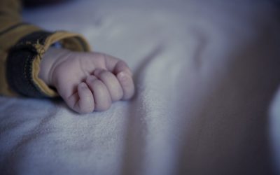 Megkötözte, és a teraszra dobta gyermekét a pancsovai édesanya Előzetes letartóztatásba került a bántalmazás miatt