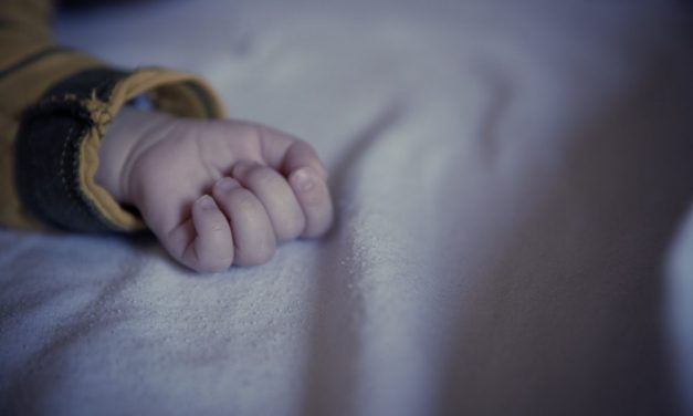 <span class="entry-title-primary">Megkötözte, és a teraszra dobta gyermekét a pancsovai édesanya</span> <span class="entry-subtitle">Előzetes letartóztatásba került a bántalmazás miatt</span>