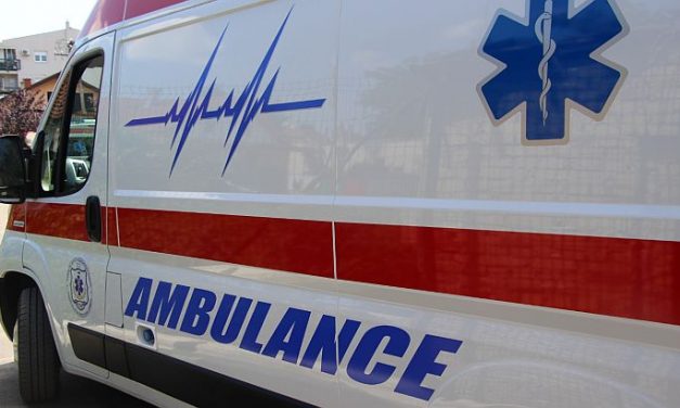 Százötvennel száguldott a próbajogsis fiatal, felborult és egy ház udvarában kötött ki