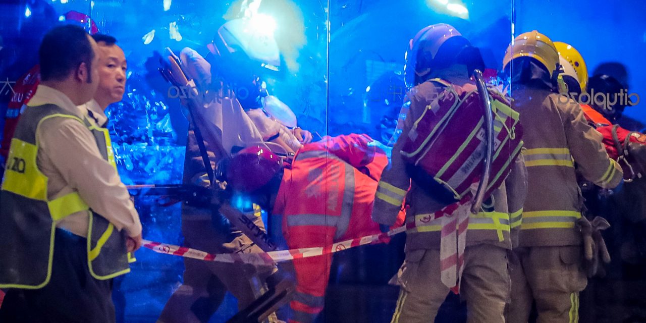 Késelő támadt a tüntetőkre Hongkongban