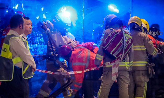 Késelő támadt a tüntetőkre Hongkongban