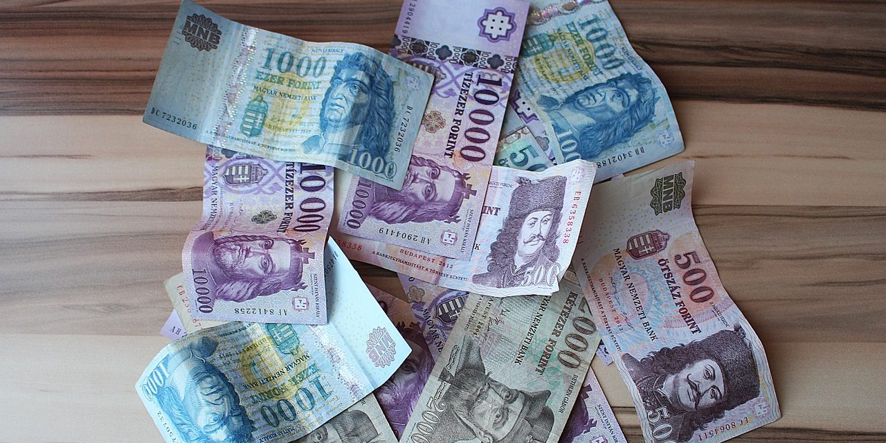 Újabb történelmi mélyponton a forint