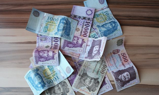 Újabb történelmi mélyponton a forint